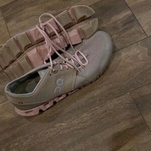 minimal details of use on the heel cup esyan in the photo